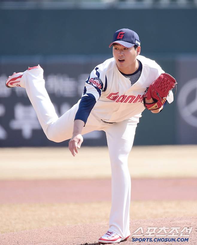 11일 부산 사직구장에서 열린 KBO리그 시범경기 롯데와 LG의 경기. 선발 투구하고 있는 롯데 나균안. 부산=송정헌 기자songs@sportschosun.com/2025.03.11/