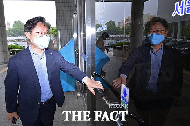 서울남부지법 형사합의12부(김정곤 부장판사)는 21일 오후 공동폭행 등 혐의를 받는 박범계 민주당 의원과 표창원 전 민주당 의원 등 10명의 공판을 진행했다. /남윤호 기자