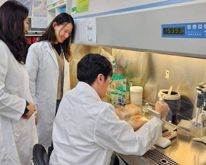 정종현 박사 연구팀이 방사선을 이용해 개발한 고성능 난분해성 오염물 제거 균주의 성능을 확인하고 있다. 원자력연구원 제공종현 박사 연구팀이 방사선을 이용해 개발한 고성능 난분해성 오염물 제거 균주의 성능을 확인하고 있다. 한국원자력연구원 제공