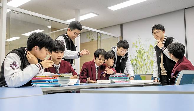 지난 17일 서울 송파구 보인고등학교에서 3학년들이 1학년들에게 학교 생활에 대해 조언해 주고 있다. 보인고는 선배와 후배들을 멘토·멘티로 묶어줘 후배들이 학교와 공부에 적응할 수 있도록 돕고 있다./장련성 기자