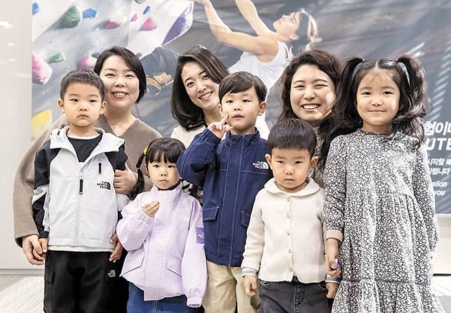지난달 26일 서울 중구 영원무역 본사에서 직원들이 자녀와 함께 밝게 웃고 있다. 영원무역 그룹은 직원들의 일·육아 병행 부담을 줄여주고자 올해부터 ‘육아수당’ ‘시차출근제’를 새롭게 도입했다. 임신 직원들의 출퇴근을 돕기 위해 ‘연간 택시비 100만원’ 지원도 하고 있다. /김지호 기자