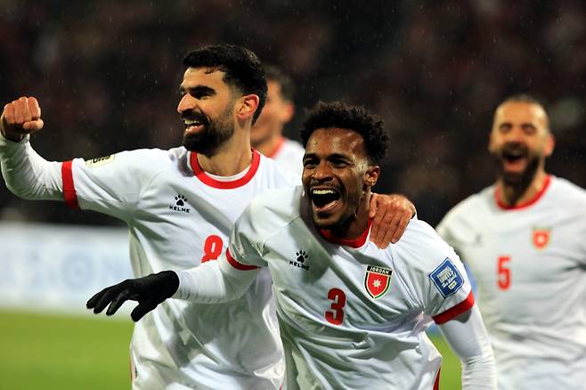 요르단 선수들이 21일 팔레스타인전에서 득점한 후 기뻐하고 있다. /EPA 연합뉴스