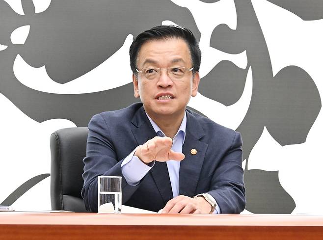 최상목 대통령 권한대행 부총리 겸 기획재정부 장관이 지난 20일 경북 경주시 화백컨벤션센터(HICO)에서 열린 아시아·태평양 경제협력체(APEC) 정상회의 준비상황 점검회의를 주재하고 있다. /기획재정부 제공