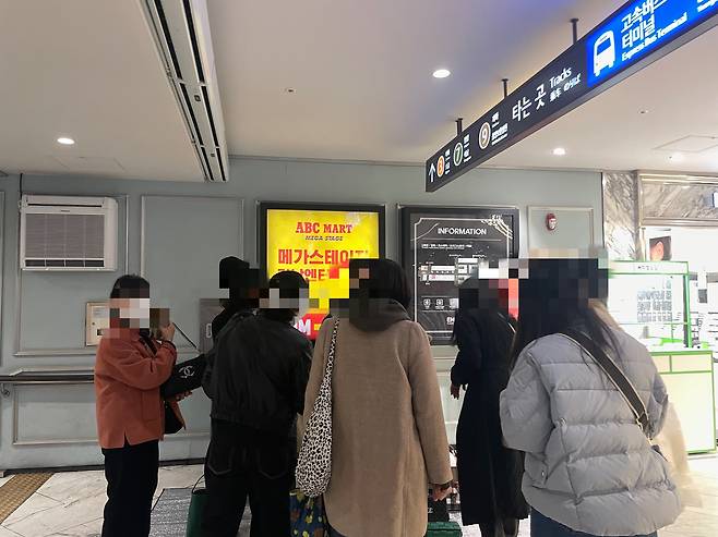 지난 7일 오후 1시 55분쯤 같은 장소에서 짝퉁 명품을 판매하고 있다. 기자가 사진을 찍자, 감시책이 사진을 찍지말라며 사진을 삭제할 것을 요구했다. /김정은 기자