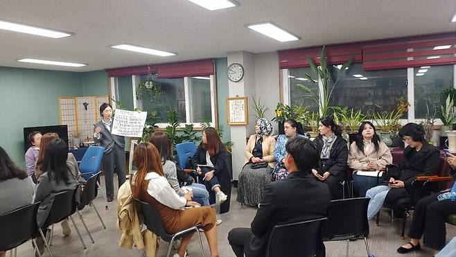 2023년 10월31일 광주 동구 다문화평화교육연구소(소장 박흥순)에서 ‘빵과 장미-생존할 권리와 존엄할 권리’를 주제로 열린 제2회 광주이주민인권포럼에서 참가자들이 조별토론 결과를 발표하고 있다. 조일준 선임기자 iljun@hani.co.kr