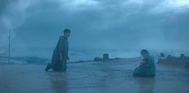 ‘폭싹 속았수다’ 6화. 오애순과 양관식이 막내를 잃고 망연자실한 장면. 부부는 죽은 아들을 가슴에 묻고, 산 자식들을 챙기기 위해 일어선다. 넷플릭스 제공