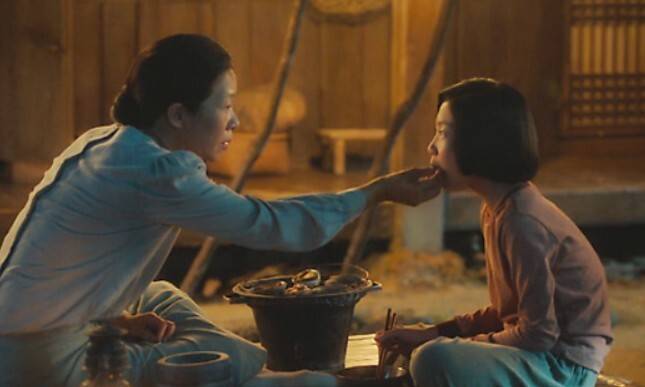 ‘폭싹 속았수다’ 1화. 죽음을 예감한 엄마가 애순에게 전복을 구워주며, 유언하는 장면. 집에 남아 식모살이하지 말고, 삼촌 집으로 돌아가라 한다. 넷플릭스 제공