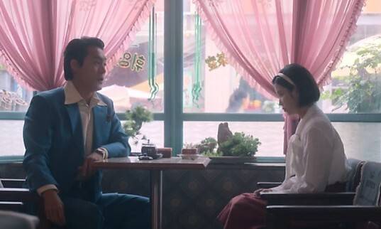 ‘폭싹 속았수다’ 3화. 오애순이 부선장의 재취로 시집 갈 작정으로, 선을 보는 장면. 이후 두 사람은 악연으로 얽힌다. 넷플릭스 제공