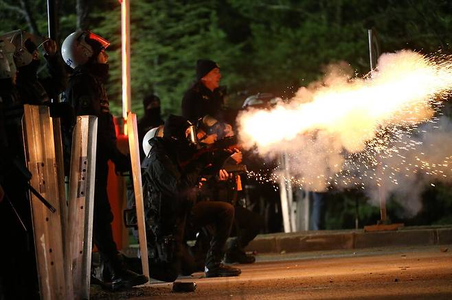 튀르키예 경찰이 20일(현지시각) 앙카라에서 이스탄불 시장 에크렘 이마모글루의 체포에 항의하는 대학생 시위대를 향해 최루가스를 발하사고 있다. 앙카라/EPA 연합뉴스