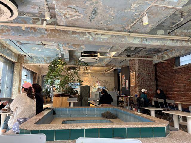 서울 동작구의 카페 '부강탕'은 1973년부터 목욕탕으로 운영하던 공간을 리모델링했다. 사람들이 18일 대형 욕조 주변에서 이야기를 나누고 있다. 김수미 인턴기자