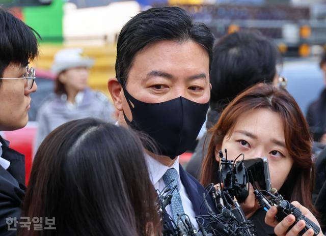 윤석열 대통령 체포 방해 혐의를 받는 김성훈 대통령경호처 차장이 21일 서울 마포구 서울서부지법에서 구속 전 피의자 심문 출석을 위해 법정으로 향하며 취재진의 질문에 답하고 있다. 박시몬 기자