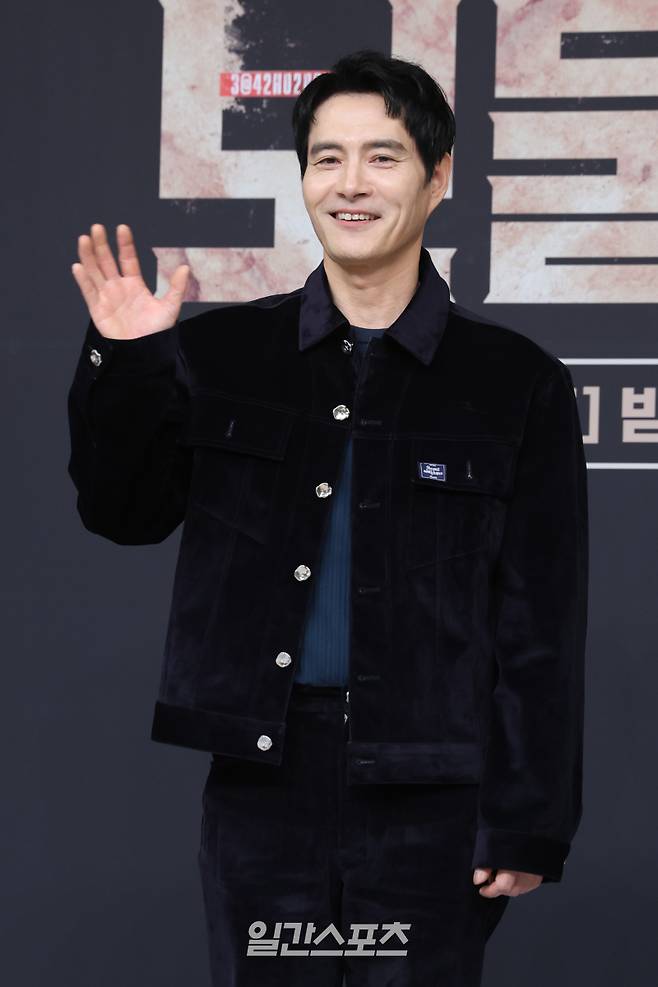 배우 이해영이 21일 오후 서울 양천구 목동SBS에서 열린 새 금토드라마 '보물섬' 제작발표회에서 참석해 포즈를 취하고 있다. '보물섬'은 2조원의 정치 비자금을 해킹한 서동주가 자신을 죽인 절대 악과 그 세계를 무너뜨리기 위해 모든 것을 걸고 싸우는 인생 풀베팅 복수전. 21일 밤 10시 첫 방송. 서병수 기자 qudtn@edaily.co.kr /2025.02.21/