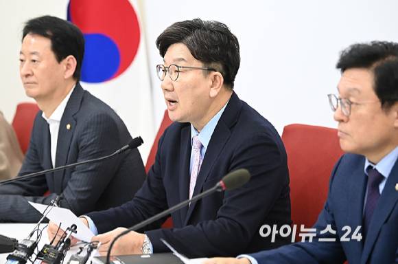 권성동 국민의힘 원내대표가 21일 오후 서울 여의도 국회에서 최상목 대통령 권한대행 부총리 겸 기획재정부 장관의 탄핵소추안 관련 기자회견을 하고 있다. [사진=곽영래 기자]