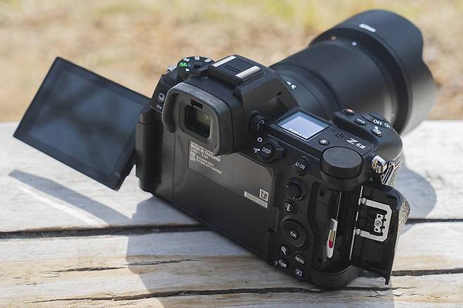 두 개의 메모리 슬롯이 있고, 후면과 상단은 물론 전면에도 기능 버튼이 있다 / 출처=IT동아