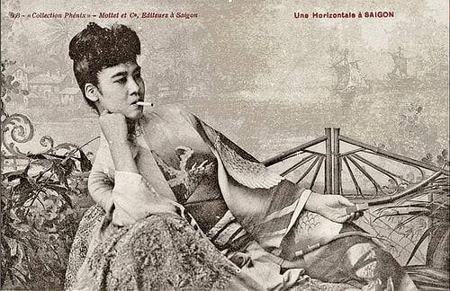 1905년 베트남의 우편엽서. ‘사이공의 창녀’라는 문구가 인쇄돼 있다. 당시 베트남에서는 기모노 차림의 일본 여성이 그림엽서에 자주 등장했다. 베트남을 통치하던 프랑스 백인 남성의 성적 취향을 읽을 수 있다. [사진 윤상인]