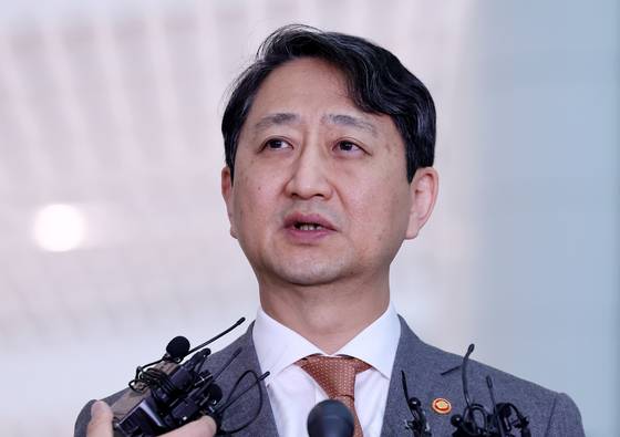 안덕근 산업통상자원부 장관이 20일 인천국제공항 2터미널을 통해 미국 출국에 앞서 취재진 질문에 답하고 있다. 뉴스1