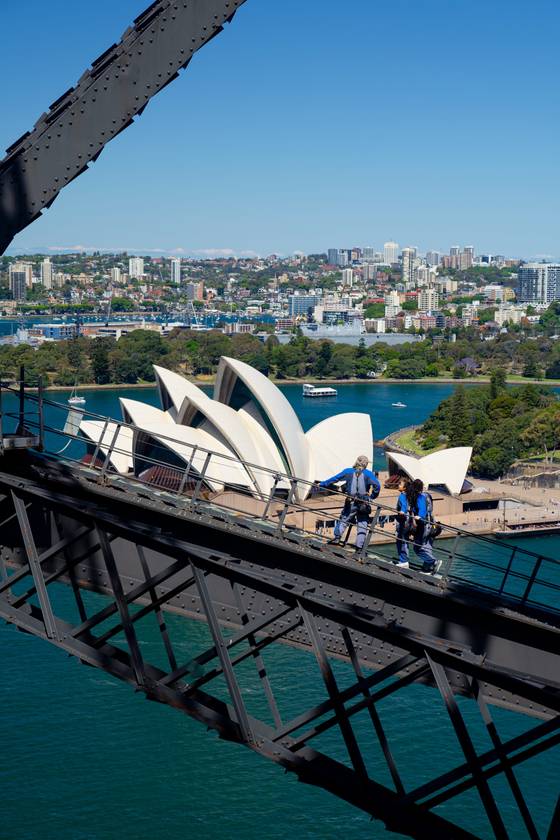 하버브리지에서 굽어본 오페라 하우스. 최승표 기자, [사진 호주관광청]