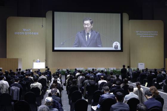 한종희 삼성전자 대표이사 부회장이 19일 오전 경기 수원시 영통구 수원컨벤션센터에서 열린 제56기 삼성전자 정기주주총회에서 인사말을 하고 있다. 뉴스1