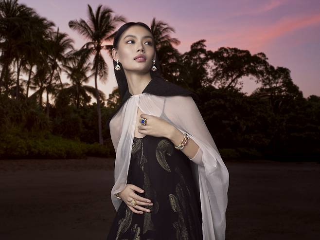 트레저 아일랜드 하이 주얼리를 착용한 모델. 사진 반클리프 아펠