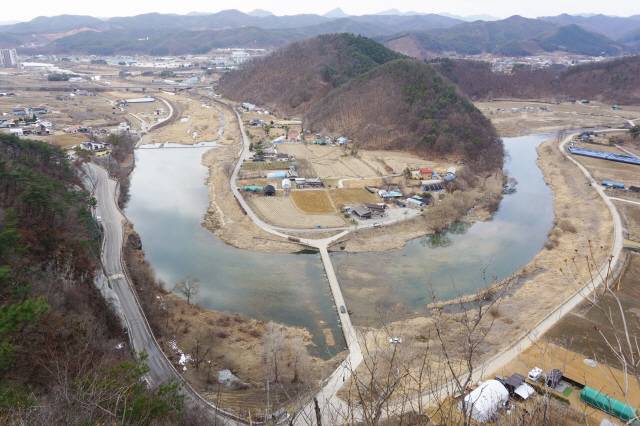 지형이 마치 웅크리고 있는 한 마리 여우를 연상케 한다.