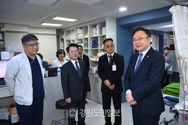 ▲ 조규홍 보건복지부 장관이 21일 춘천 인성병원에 방문해 경증 응급환자 분담 체계를 살폈다. 서영