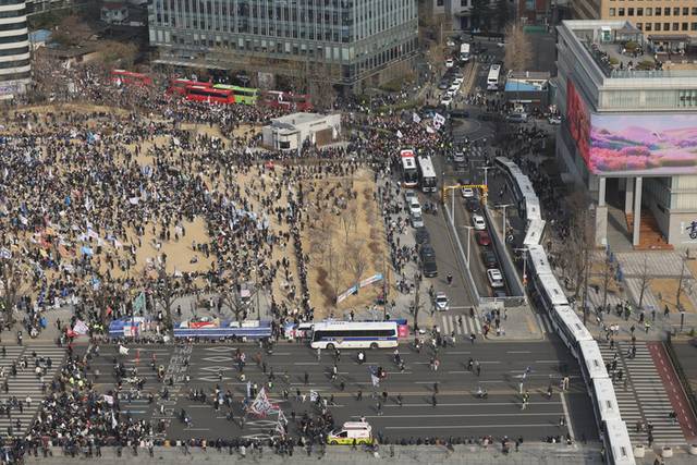 ▲ 윤석열 대통령 찬반 집회가 열린 지난 15일 서울 종로구 광화문광장에 경찰 차벽이 세워져있다. 연합뉴스 자료사진