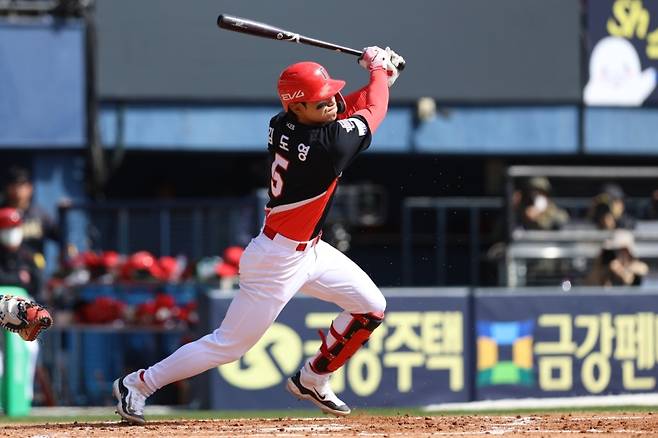 ▲ 지난 13일 두산과의 시범경기에서 안타를 쳐내는 김도영 [KIA타이거즈]&nbsp;