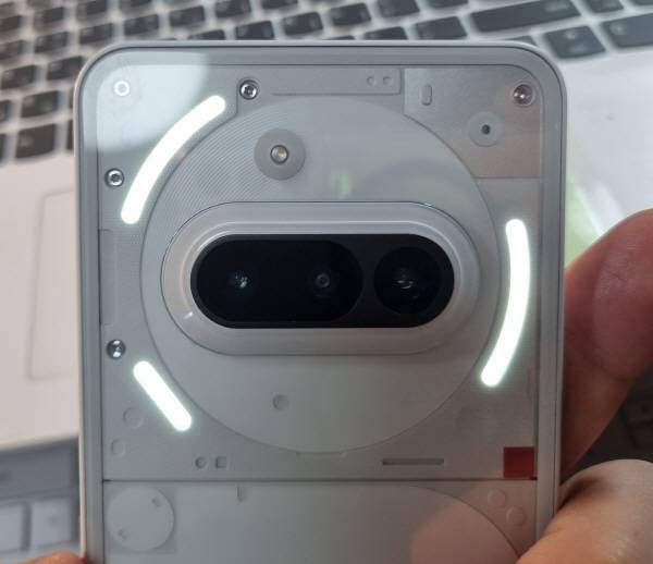 낫싱 폰3a 후면에 글리프 인터페이스가 적용된 모습. 정옥재 기자