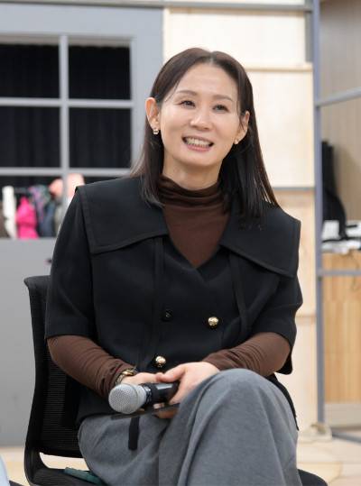 배우 김선영이 19일 서울 홍익대 대학로아트센터 연습실에서 열린 국립극단의 ‘그의 어머니’ 기자간담회에서 7년 만의 연극 출연에 대한 소회를 밝히고 있다. ‘그의 어머니’를 연출하는 류주연(아래 왼쪽)과 배우 김선영은 오랜 친분을 자랑한다. 이 작품에서 김선영은 범죄자 아들을 둔 어머니의 복잡다단한 심리를 그리고 있다. 국립극단 제공