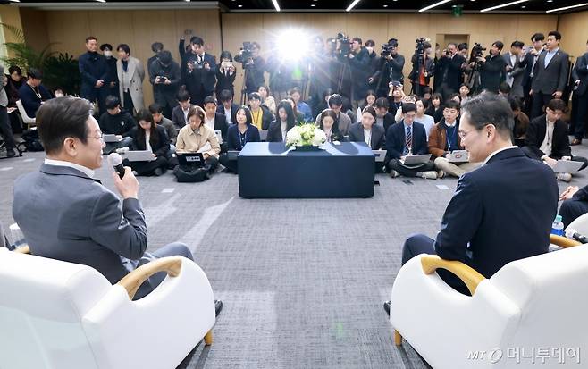 이재명 더불어민주당 대표와 이재용 삼성전자 회장이 20일 오전 서울 강남구 삼성 청년 소프트웨어 아카데미(SSAFY)에서 환담을 하고 있다. / 사진제공=뉴스1