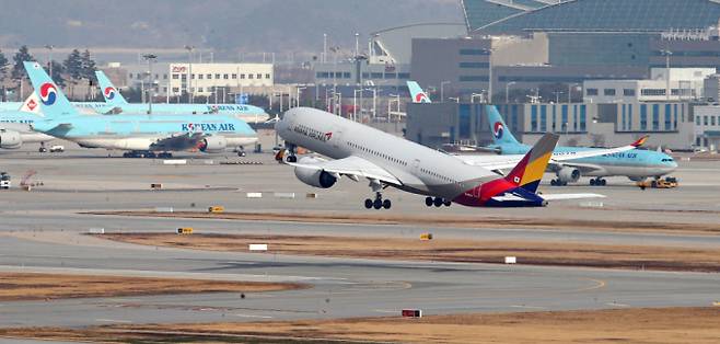 대한항공과 통합 과정에 있는 아시아나항공이 인천국제공항 제2여객터미널로 이전을 추진한다. 사징는 인천공항 계류장 및 활주로. /사진=뉴스1