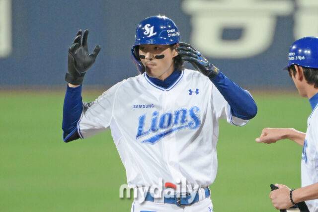 삼성 구자욱이 15일 대구 삼성라이온즈파크에서 열린 '2024 프로야구 KBO 포스트 시즌' 삼성라리온즈와 LG트윈스 플레이오프(PO) 2차전 경기 1회말 2사에 안타를 쳤다./마이데일리