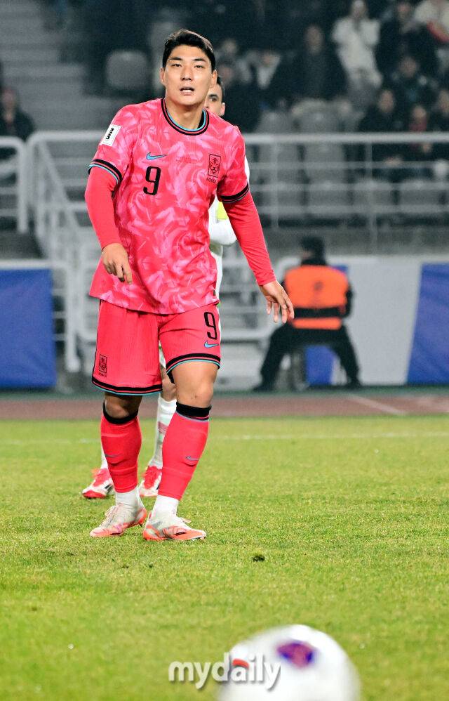 대한민국 축구대표팀 주민규가 20일 오후 경기도 고양종합운동장에서 진행된 '2026 국제축구연맹(FIFA) 북중미 월드컵 아시아지역 최종예선' 오만과의 경기에서 패스가 수비에 걸리자 아쉬워 하고 있다./고양=곽경훈 기자