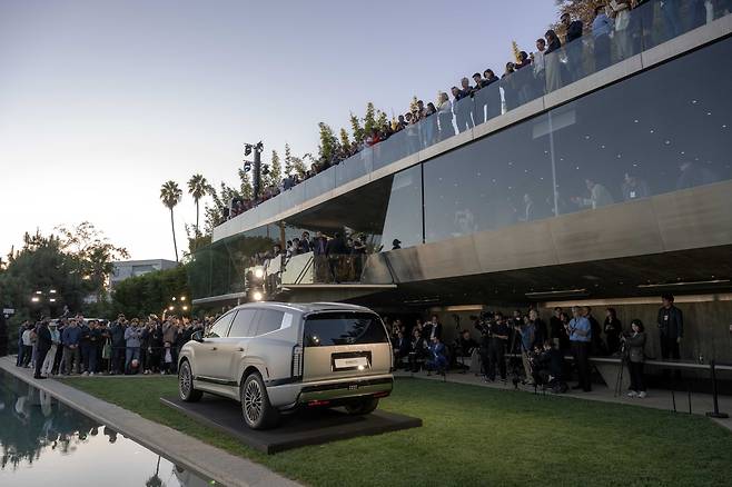 지난해 11월  미국 로스앤젤레스 골드스테인 하우스에서 열린 ‘아이오닉 9’ 공개행사 참석자들이 차량을 바라보고 있다. [현대차 제공]