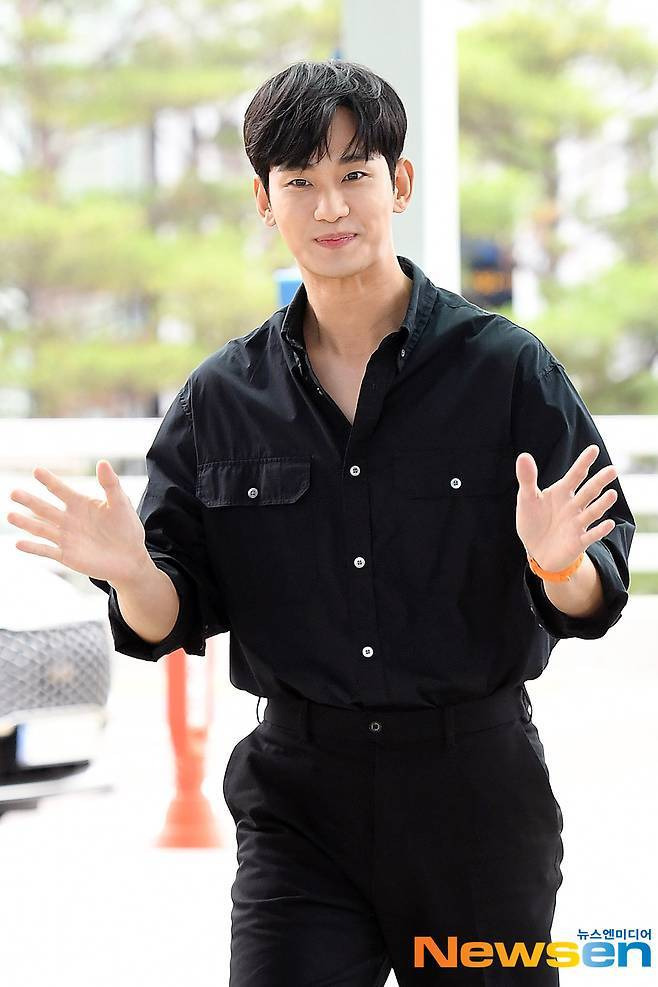 서울 성동구 자택에서 가족과 함께 머물고 있는 배우 김수현(뉴스엔DB)