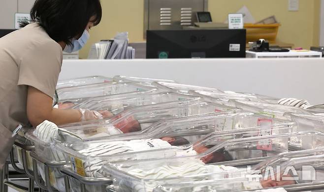 [인천=뉴시스] 전진환 기자 = 26일 통계청이 발표한 '2024년 출생·사망통계(잠정)'에 따르면 지난해 출생아 수는 23만8300명으로 전년보다 8300명(3.6%) 증가했다. 출생아 수는 2015년(0.7%) 소폭 증가한 후 8년 연속 감소하다 지난해 9년 만에 반등했다.  여성 1명이 평생 낳을 것으로 예상되는 평균 출생아 수를 나타내는 합계 출산율은 0.75명으로 전년(0.72명)보다 0.03명 증가했다. 합계출산율 역시 9년 만에 증가 전환이다. 26일 인천 미추홀구 아인병원 신생아실에서 간호사들이 신생아들을 돌보고 있다. 2025.02.26. amin2@newsis.com