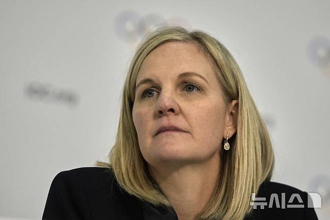 [코스타 나바리노(그리스)=AP/뉴시스] 20일(현지 시간) 그리스 코스타 나바리노에서 열린 제144차 총회에서 제10대 국제올림픽위원회(IOC) 위원장으로 선출된 커스티 코번트리가 기자회견을 하고 있다. 2025.03.21.