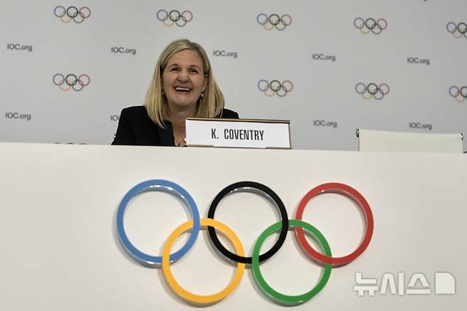 [코스타 나바리노(그리스)=AP/뉴시스] 20일(현지 시간) 그리스 코스타 나바리노에서 열린 제144차 총회에서 제10대 국제올림픽위원회(IOC) 위원장으로 선출된 커스티 코번트리가 기자회견을 하고 있다. 2025.03.21.