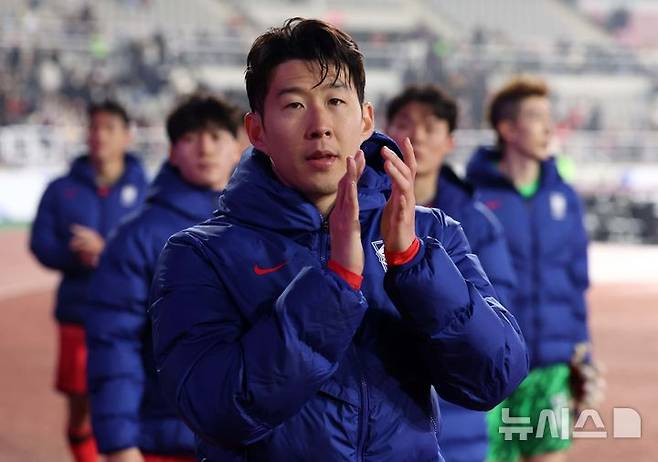 [고양=뉴시스] 김선웅 기자 = 20일 오후 경기 고양시 고양종합운동장에서 열린 '2026 국제축구연맹(FIFA) 북중미 월드컵 아시아 지역 3차 예선 B조 7차전' 대한민국과 오만의 경기, 1-1로 경기를 마친 대표팀 손흥민과 선수들이 그라운드를 돌며 축구팬들에게 인사하고 있다. 2025.03.20. mangusta@newsis.com