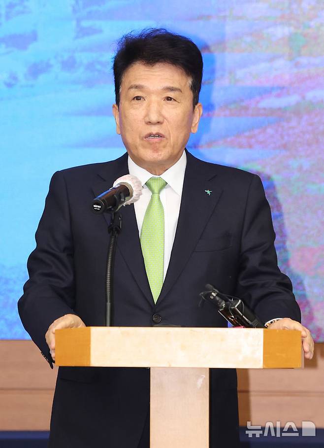 [서울=뉴시스] 추상철 기자 = 함영주 하나금융그룹 회장이 13일 오전 서울 종로구 한국금융연수원에서 열린 '사외이사 양성 및 역량강화를 위한 업무협약식'에서 인사말을 하고 있다. 2025.02.13. scchoo@newsis.com