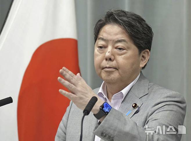 [도쿄=AP/뉴시스]일본 정부는 21일 "2월 일미(미일) 정상회담에서 양 정부는 자위대와 미군 지휘통제 틀 향상을 통해 일미 동맹 억지력·대처력을 더욱 강화할 의도를 공유하고 확인했으며, 이런 방침에 변경은 없다"고 밝혔다. 사진은 지난해 8월 27일 하야시 요시마사 일본 관방장관이 도쿄 총리관저에서 기자 회견을 하는 모습. 2025.03.21.