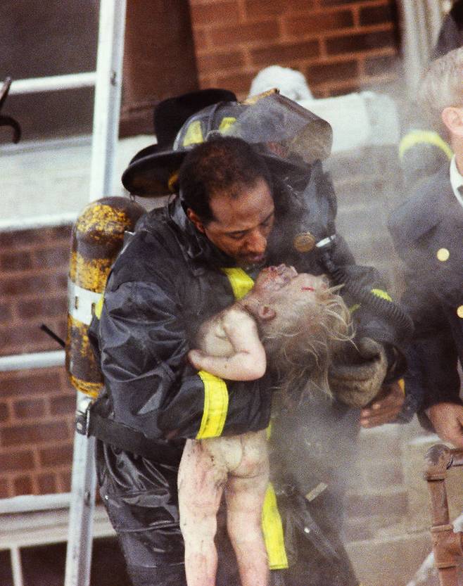 1989 Spot News 수상작, 생명을 불어 넣다 (GIVING LIFE) 론 올슈웽거 Ron Olshwanger Dec. 31, 1988, St. Louis, Mo. 저작권 표기 : Photograph courtesy Ron Olshwanger. /내가 할 수 있는 일은 없었다.1988년 12월 31일 오전 6시, 세인트루이스의 가구 도매업자 론 올슈웽거가 집으로 돌아오고 있었다. 집에 거의 도착했을 무렵, 가지고 다니던 경찰 무전기에서 또 다른 화재 소식이 들려왔다.몇 분 후, 그는 화염에 휩싸여 무너지는 아파트 앞에 서 있었다. 이때, 신발만 아랑 몸이 나왔다. 아기를 안고 뛰어나온 그는 인공호흡을 시작했다.이번은 아기의 두 번째 생일이었다. 얼마 후 아기는 마지막 숨을 거두었다. 그의 사진은 세인트루이스 포스트지의 호외판 1면에 실렸다. 사고 후 화재 예방 프로그램이 강조됐고, 지금도 공공기관과 학교, 지역 소방서에는 화재 경보기와 함께 올슈웽거의 사진이 걸려 있다. *재판매 및 DB 금지