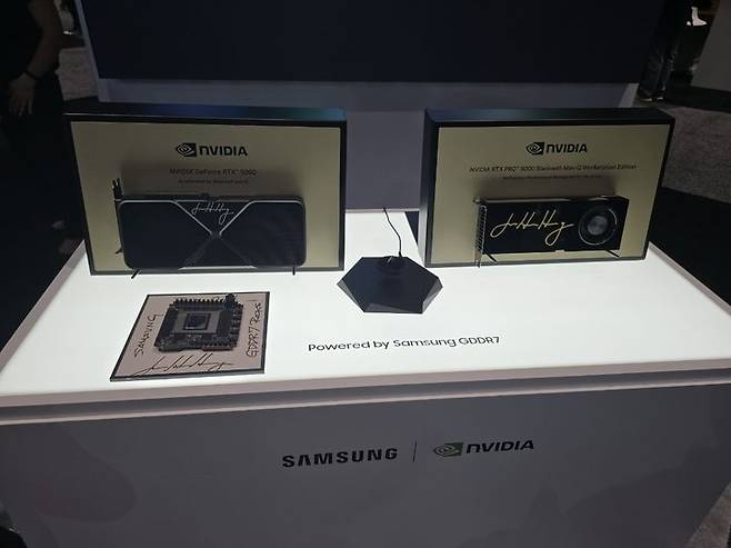 [서울=뉴시스]젠슨 황 엔비디아 CEO가 친필 사인한 삼성전자의 'GDDR7' 제품. (사진=독자 제공) 2025.03.21. photo@newsis.com *재판매 및 DB 금지