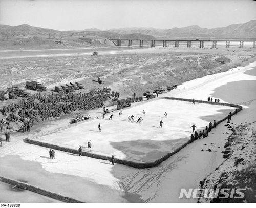 【파주=뉴시스】이경환 기자 = 경기 파주시는 오는 19일 파평면 율곡리 율곡습지공원에서 '2018 임진클래식' 재현과 평창 동계 올림픽 대회 성화봉송 행사를 개최한다고 4일 밝혔다.  임진클래식은 한국전 당시 캐나다 군인들로 구성된 두 팀이 친목도모와 고향의 향수를 달래기 위해 임진강 근처에서 개최했던 아이스하키 경기다. 2018.01.04. (사진=캐나다국가기록청 제공) lkh@newsis.com