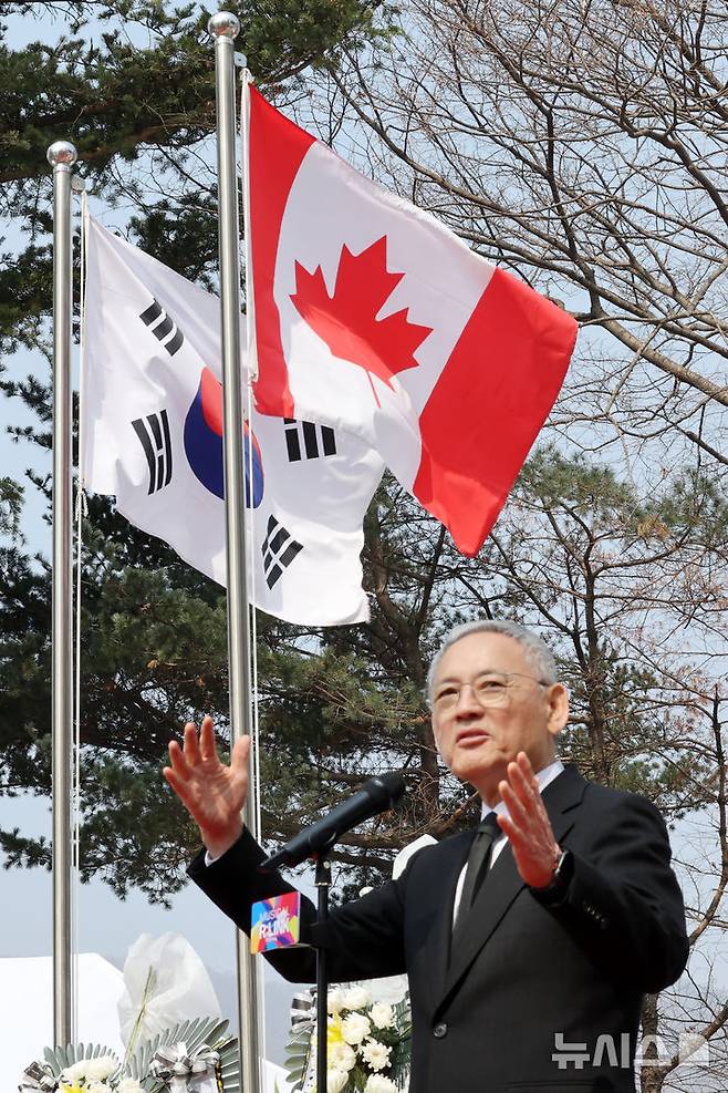 [가평=뉴시스] 박진희 기자 = 유인촌 문화체육관광부 장관은 21일 경기 가평군 캐나다전투기념비 앞에서 열린 가평 전투 소재 한국-캐나다 공동 창작뮤지컬 ‘링크(R:LINK)’ 제작발표회에 참석하여 격려사를 하고 있다. 2025.03.21. pak7130@newsis.com