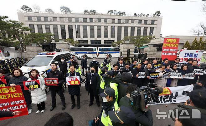 [서울=뉴시스] 홍효식 기자 = 지난 20일 오전 서울 종로구 헌법재판소 앞에서 더불어민주당과 국민의힘 의원들이 탄핵 찬반의 집회를 하고 있다. 2025.03.20. yesphoto@newsis.com