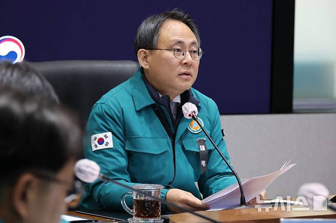 [서울=뉴시스] 김명원 기자 = 고기동 행정안전부 장관 직무대행이 지난 1월6일 오전 서울 종로구 정부서울청사에서 열린 제주항공 여객기 사고 중앙재난안전대책본부(중대본) 11차 회의에 참석해 발언하고 있는 모습. 2025.01.06. kmx1105@newsis.com