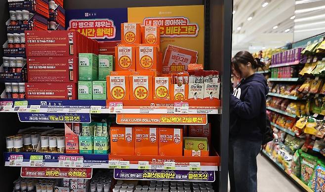 편의점에서 방문객들이 건강기능식품을 살펴보고 있다. 연합뉴스