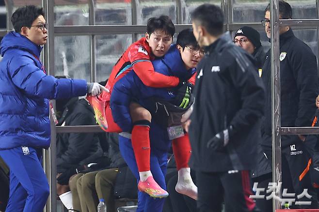 이강인이 20일 경기도 고양종합운동장에서 열린 2026 국제축구연맹(FIFA) 북중미 월드컵 아시아 지역 3차 예선 대한민국 대 오만 경기에서 부상을 당한 후 업혀서 나가고 있다. 류영주 기자