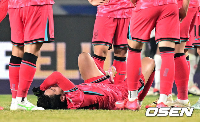 [OSEN=고양, 최규한 기자] 대한민국 대표팀이 홈에서 오만에 1-1로 비겼다. 홍명보(56) 감독이 이끄는 한국 축구 대표팀은 20일 오후 8시 고양종합운동장에서 열린 2026 국제축구연맹(FIFA) 북중미 월드컵 아시아지역 3차 예선 B조 7차전 오만과 맞대결을 치러 1-1로 비겼다. 후반 한국 이강인이 부상으로 쓰러져 고통스러워고 있다. 2025.03.20 / dreamer@osen.co.kr